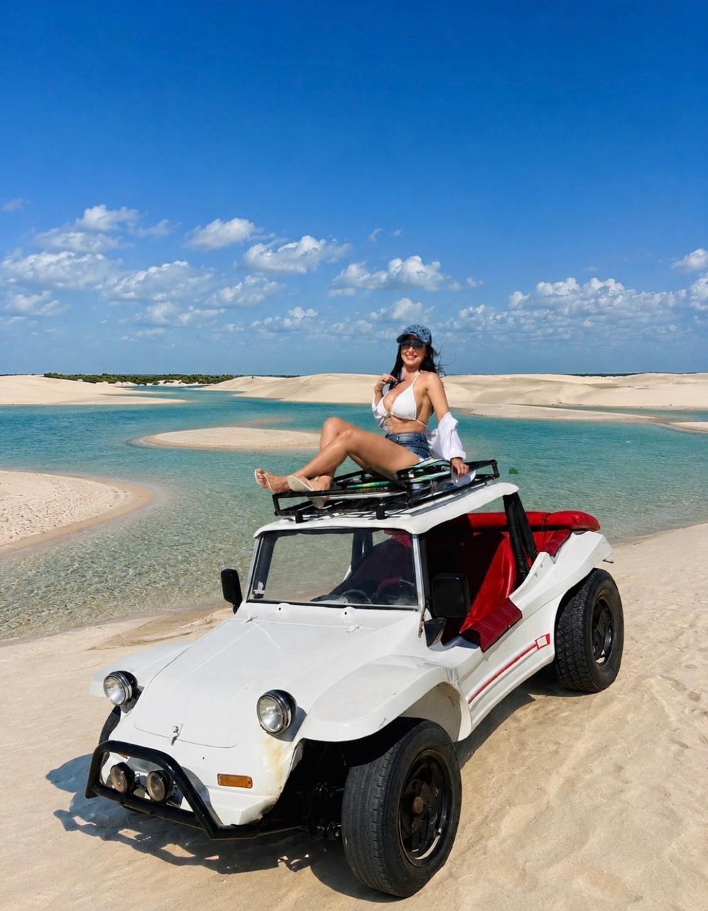 Visitante nas dunas dos Pequenos Lençóis durante o passeio de buggy