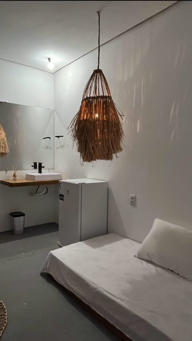 Cama de solteiro com frigobar e pia ao lado