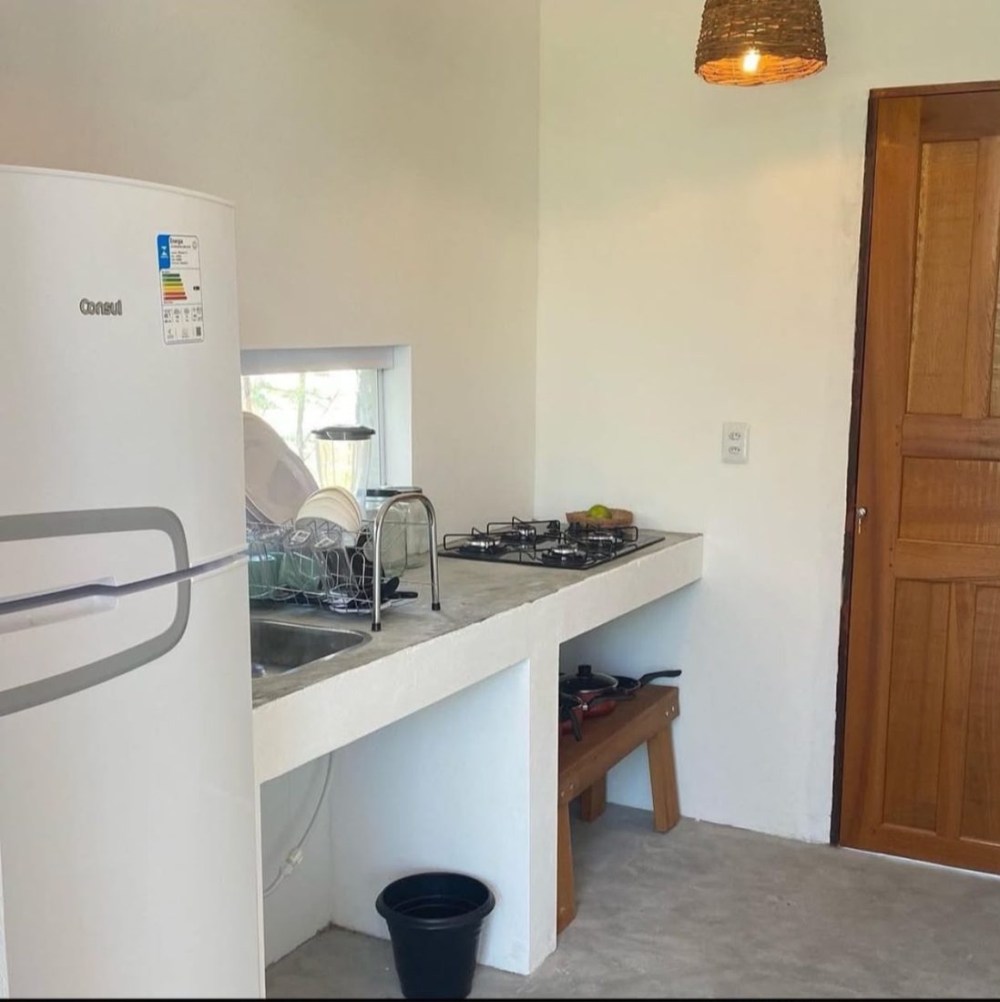 Cozinha compacta com fogão, pia e geladeira